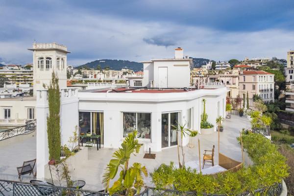 Penthouse avec grande terrasse dominant la ville