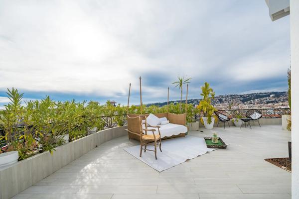 Penthouse avec grande terrasse dominant la ville