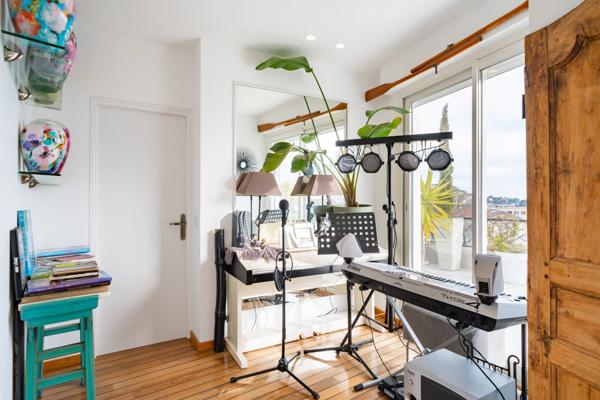 Penthouse avec grande terrasse dominant la ville