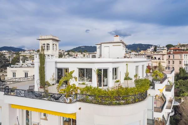 Penthouse avec grande terrasse dominant la ville