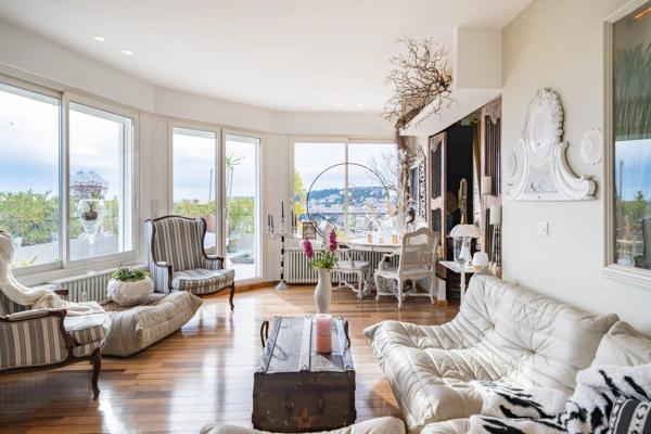 Penthouse avec grande terrasse dominant la ville