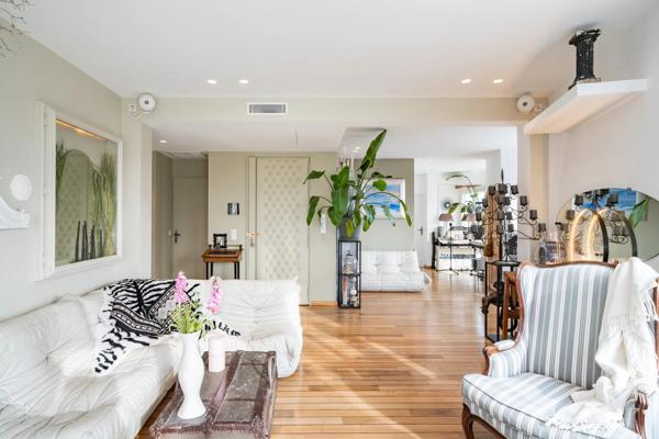 Penthouse avec grande terrasse dominant la ville
