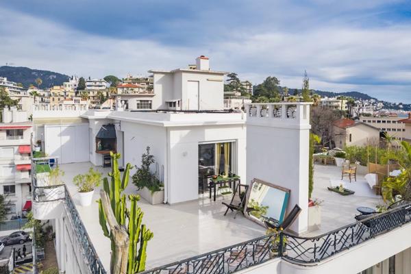 Penthouse avec grande terrasse dominant la ville