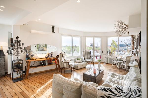 Penthouse avec grande terrasse dominant la ville