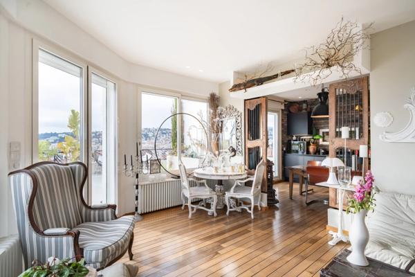 Penthouse avec grande terrasse dominant la ville