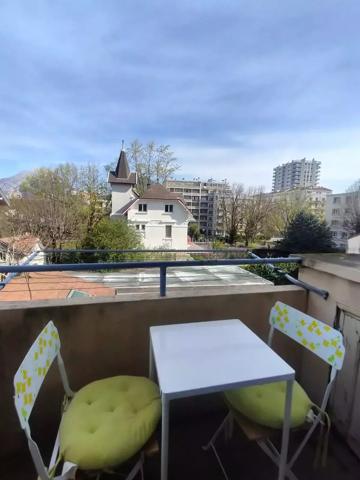 Vente                                                      Appartement
                        
                     2 pièces                      53 m2                     à Grenoble