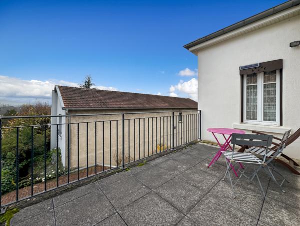 Trévoux (01600) Au cœur historique de Trévoux, près des bords de Saône, Spacieuse maison familiale de ville, terrain et garage
