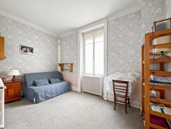 Trévoux (01600) Au cœur historique de Trévoux, près des bords de Saône, Spacieuse maison familiale de ville, terrain et garage