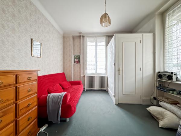 Trévoux (01600) Au cœur historique de Trévoux, près des bords de Saône, Spacieuse maison familiale de ville, terrain et garage