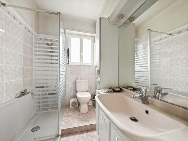 Trévoux (01600) Au cœur historique de Trévoux, près des bords de Saône, Spacieuse maison familiale de ville, terrain et garage