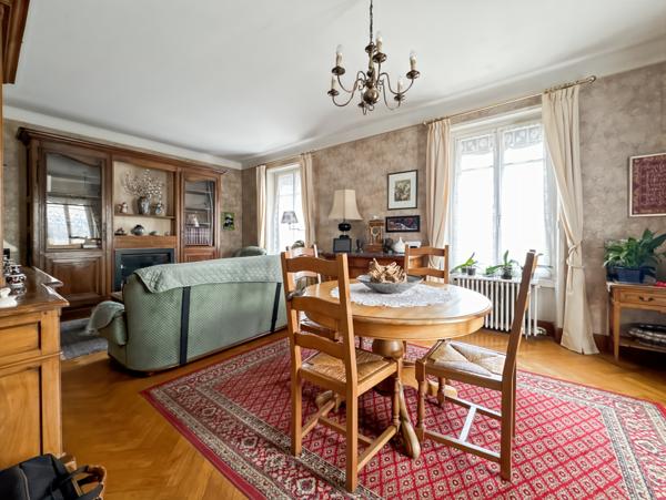 Trévoux (01600) Au cœur historique de Trévoux, près des bords de Saône, Spacieuse maison familiale de ville, terrain et garage