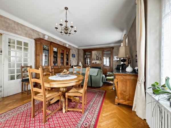 Trévoux (01600) Au cœur historique de Trévoux, près des bords de Saône, Spacieuse maison familiale de ville, terrain et garage