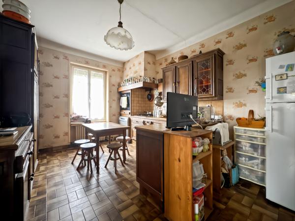 Trévoux (01600) Au cœur historique de Trévoux, près des bords de Saône, Spacieuse maison familiale de ville, terrain et garage