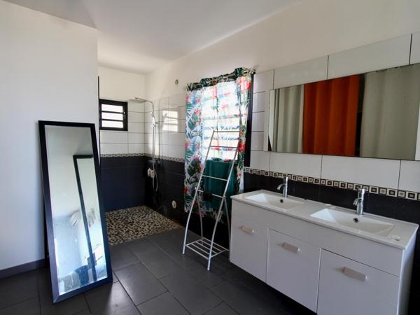 A vendre, Villa F5, 4 chambres, 140m2 hab, Piscine, Jardin de 650m2, Bois d'Olives, Saint Pierre 97432