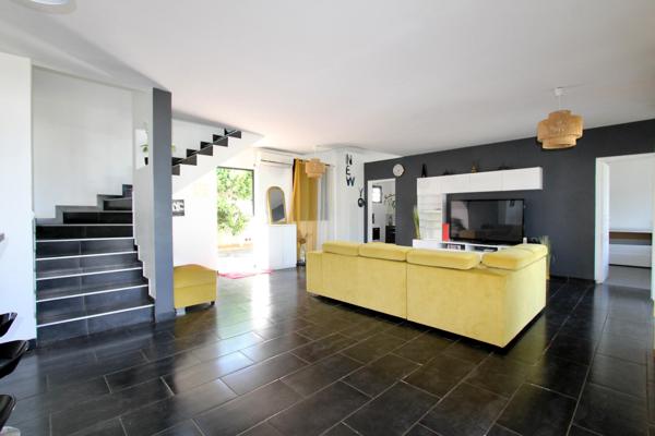 A vendre, Villa F5, 4 chambres, 140m2 hab, Piscine, Jardin de 650m2, Bois d'Olives, Saint Pierre 97432