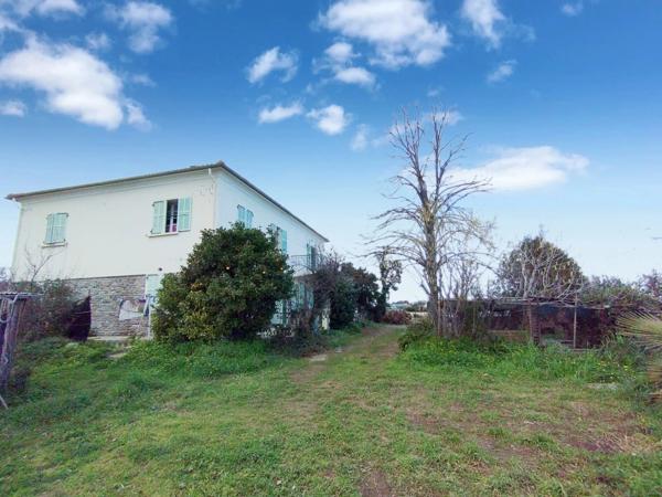 Grande Maison 6 pièces de 197 m2 à rénover à VESCOVATO