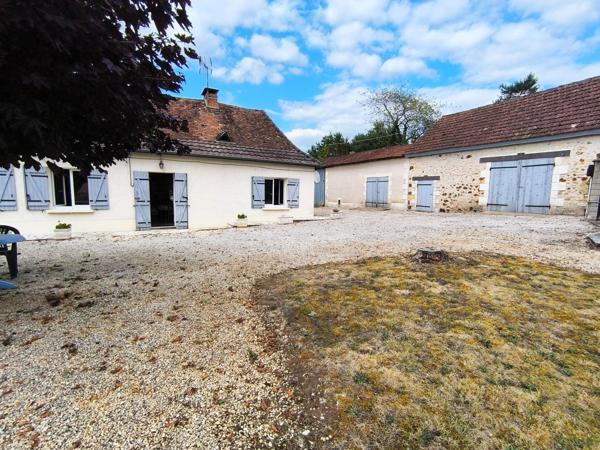 MAISON, GRANGE, DEPENDANCES, AU CALME D'UN HAMEAU