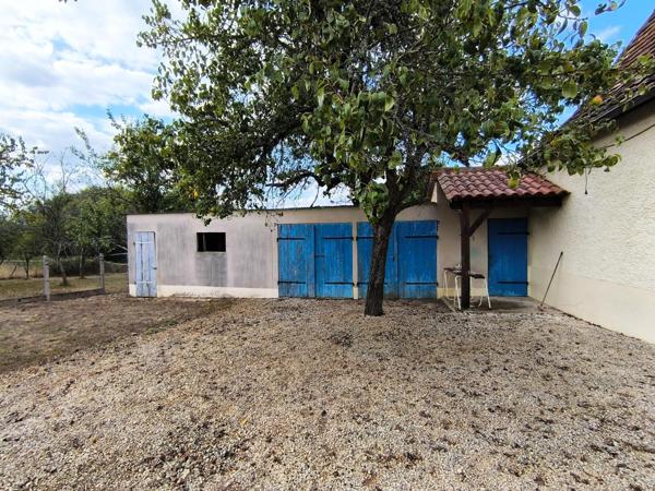 MAISON, GRANGE, DEPENDANCES, AU CALME D'UN HAMEAU