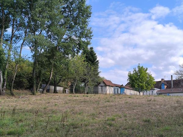 MAISON, GRANGE, DEPENDANCES, AU CALME D'UN HAMEAU