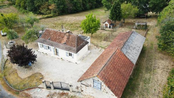 MAISON, GRANGE, DEPENDANCES, AU CALME D'UN HAMEAU