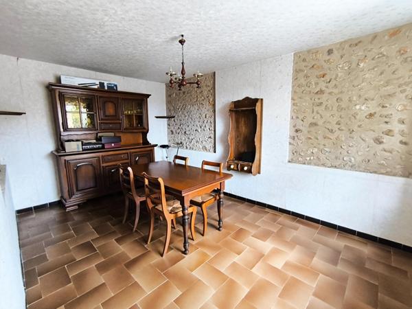 MAISON, GRANGE, DEPENDANCES, AU CALME D'UN HAMEAU