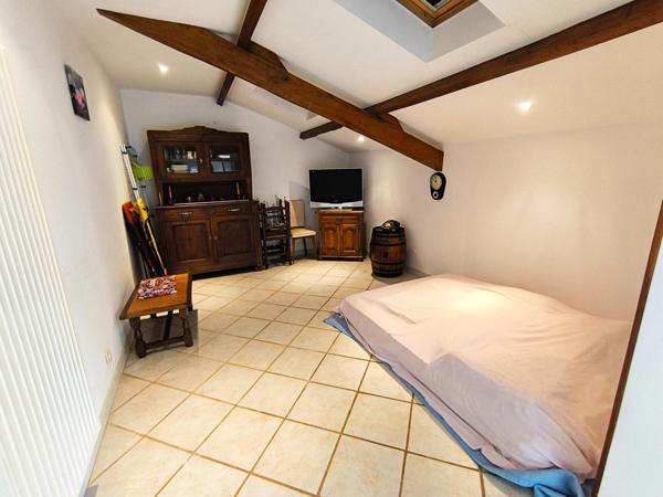 MAISON, GRANGE, DEPENDANCES, AU CALME D'UN HAMEAU