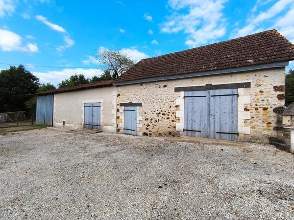 MAISON, GRANGE, DEPENDANCES, AU CALME D'UN HAMEAU