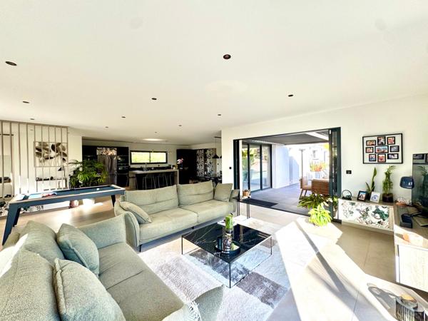 Puget-sur-Argens -Splendide propriété contemporaine de 2022  de 205 m2 meublée avec dépendance sur 2500m2 de terrain