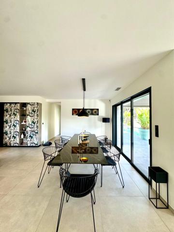 Puget-sur-Argens -Splendide propriété contemporaine de 2022  de 205 m2 meublée avec dépendance sur 2500m2 de terrain