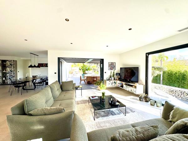 Puget-sur-Argens -Splendide propriété contemporaine de 2022  de 205 m2 meublée avec dépendance sur 2500m2 de terrain