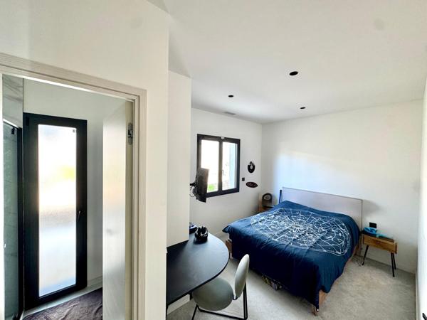 Puget-sur-Argens -Splendide propriété contemporaine de 2022  de 205 m2 meublée avec dépendance sur 2500m2 de terrain