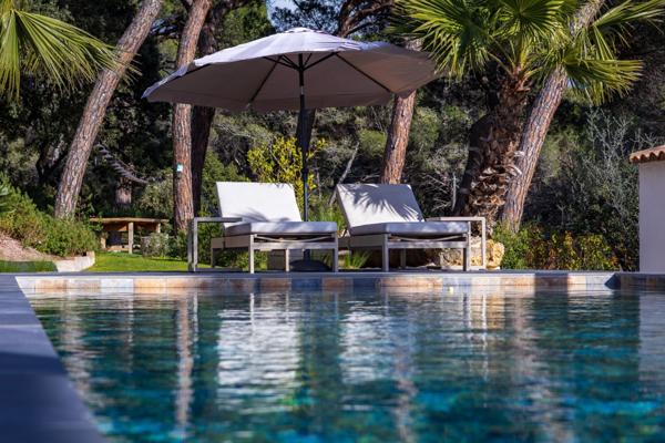 Puget-sur-Argens -Splendide propriété contemporaine de 2022  de 205 m2 meublée avec dépendance sur 2500m2 de terrain