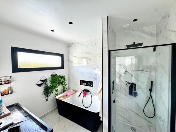 Puget-sur-Argens -Splendide propriété contemporaine de 2022  de 205 m2 meublée avec dépendance sur 2500m2 de terrain