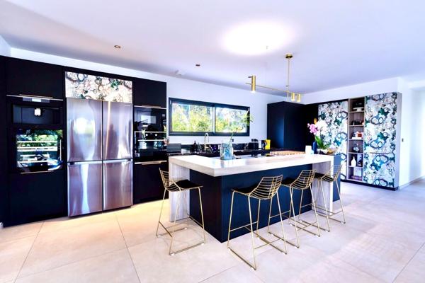 Puget-sur-Argens -Splendide propriété contemporaine de 2022  de 205 m2 meublée avec dépendance sur 2500m2 de terrain