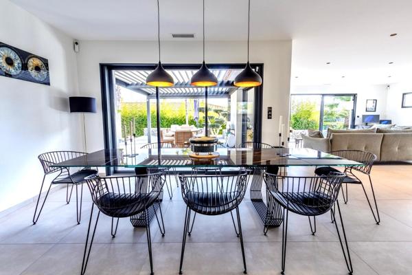 Puget-sur-Argens -Splendide propriété contemporaine de 2022  de 205 m2 meublée avec dépendance sur 2500m2 de terrain