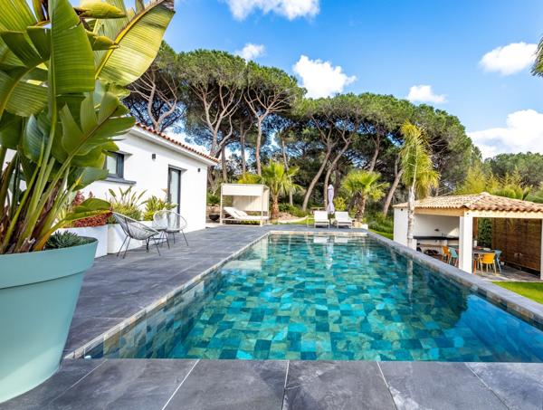 Puget-sur-Argens -Splendide propriété contemporaine de 2022  de 205 m2 meublée avec dépendance sur 2500m2 de terrain