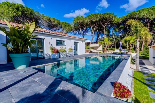 Puget-sur-Argens -Splendide propriété contemporaine de 2022  de 205 m2 meublée avec dépendance sur 2500m2 de terrain