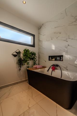 Puget-sur-Argens -Splendide propriété contemporaine de 2022  de 205 m2 meublée avec dépendance sur 2500m2 de terrain