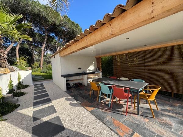 Puget-sur-Argens -Splendide propriété contemporaine de 2022  de 205 m2 meublée avec dépendance sur 2500m2 de terrain