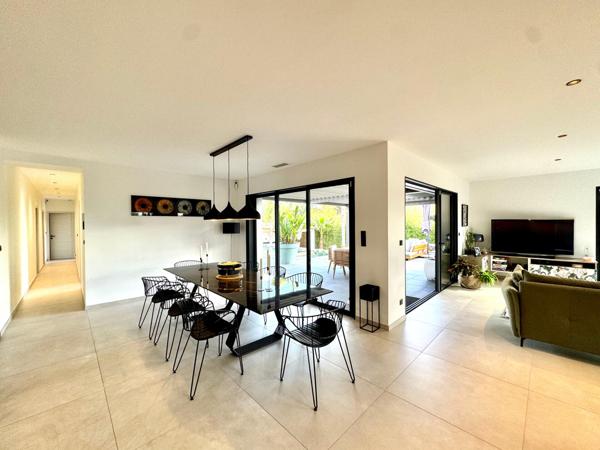 Puget-sur-Argens -Splendide propriété contemporaine de 2022  de 205 m2 meublée avec dépendance sur 2500m2 de terrain