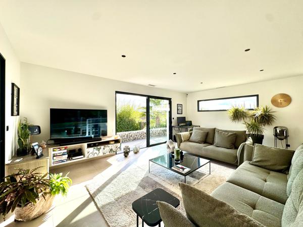 Puget-sur-Argens -Splendide propriété contemporaine de 2022  de 205 m2 meublée avec dépendance sur 2500m2 de terrain