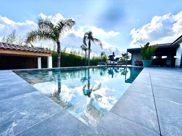 Puget-sur-Argens -Splendide propriété contemporaine de 2022  de 205 m2 meublée avec dépendance sur 2500m2 de terrain