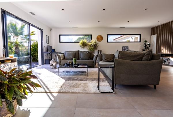 Puget-sur-Argens -Splendide propriété contemporaine de 2022  de 205 m2 meublée avec dépendance sur 2500m2 de terrain