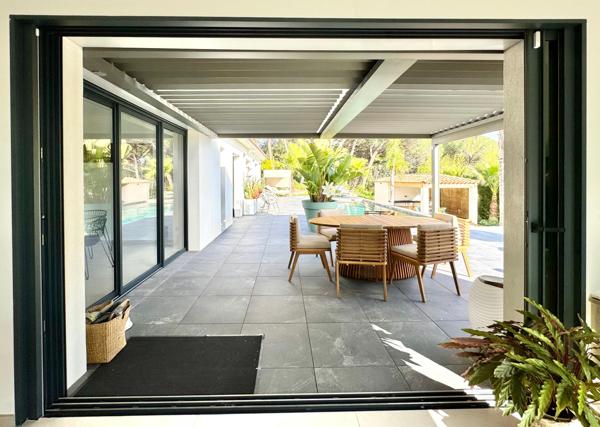 Puget-sur-Argens -Splendide propriété contemporaine de 2022  de 205 m2 meublée avec dépendance sur 2500m2 de terrain