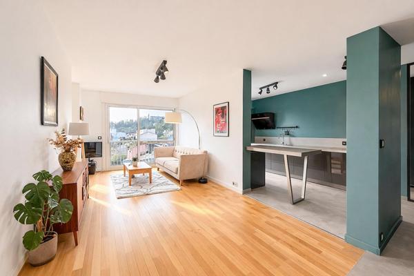 Caluire St Clair. Appartement lumineux avec vue