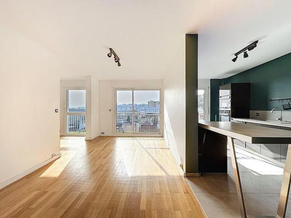 Caluire St Clair. Appartement lumineux avec vue