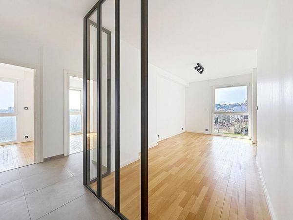 Caluire St Clair. Appartement lumineux avec vue