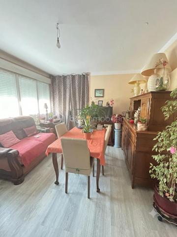 Idéal investisseur : Appartement 2 chambres déjà loué

Découvrez cet appartement d’environ 56 m2 idéalement situé à Laval proche de la gare et dans une copropriété bien entretenue. 
Il offre une belle opportunité pour un investissement locatif sécurisé.

Il se compose d’un salon séjour lumineux, une cuisine, 2 chambres, une salle d’eau, un WC séparé. 

Cet appartement est loué depuis 14 ans à un couple d’octogénaires (aucun incident de paiement en entretien du bien) 

Des travaux de rafraîchissement seront à prévoir au départ des locataires (qui n’est pas prévu pour le moment)

Les atouts de ce bien : 
-	Emplacement recherché proche de la gare
-	Menuiseries PVC double vitrage et volets roulants
-	Perspective d’évolution du loyer lors d’un futur changement de locataire