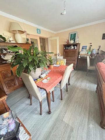 Idéal investisseur : Appartement 2 chambres déjà loué

Découvrez cet appartement d’environ 56 m2 idéalement situé à Laval proche de la gare et dans une copropriété bien entretenue. 
Il offre une belle opportunité pour un investissement locatif sécurisé.

Il se compose d’un salon séjour lumineux, une cuisine, 2 chambres, une salle d’eau, un WC séparé. 

Cet appartement est loué depuis 14 ans à un couple d’octogénaires (aucun incident de paiement en entretien du bien) 

Des travaux de rafraîchissement seront à prévoir au départ des locataires (qui n’est pas prévu pour le moment)

Les atouts de ce bien : 
-	Emplacement recherché proche de la gare
-	Menuiseries PVC double vitrage et volets roulants
-	Perspective d’évolution du loyer lors d’un futur changement de locataire