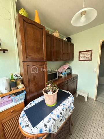 Idéal investisseur : Appartement 2 chambres déjà loué

Découvrez cet appartement d’environ 56 m2 idéalement situé à Laval proche de la gare et dans une copropriété bien entretenue. 
Il offre une belle opportunité pour un investissement locatif sécurisé.

Il se compose d’un salon séjour lumineux, une cuisine, 2 chambres, une salle d’eau, un WC séparé. 

Cet appartement est loué depuis 14 ans à un couple d’octogénaires (aucun incident de paiement en entretien du bien) 

Des travaux de rafraîchissement seront à prévoir au départ des locataires (qui n’est pas prévu pour le moment)

Les atouts de ce bien : 
-	Emplacement recherché proche de la gare
-	Menuiseries PVC double vitrage et volets roulants
-	Perspective d’évolution du loyer lors d’un futur changement de locataire